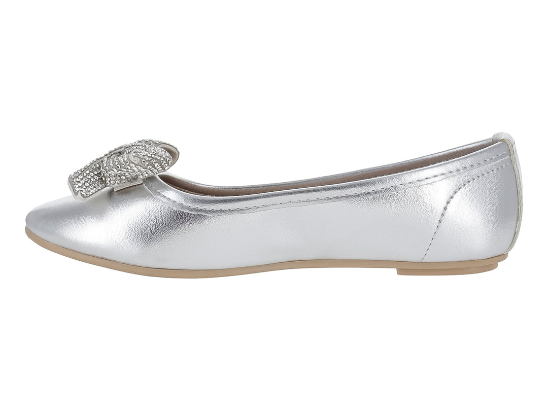 Zapato plano color plata metálico con un moño decorativo brillante en la parte frontal.