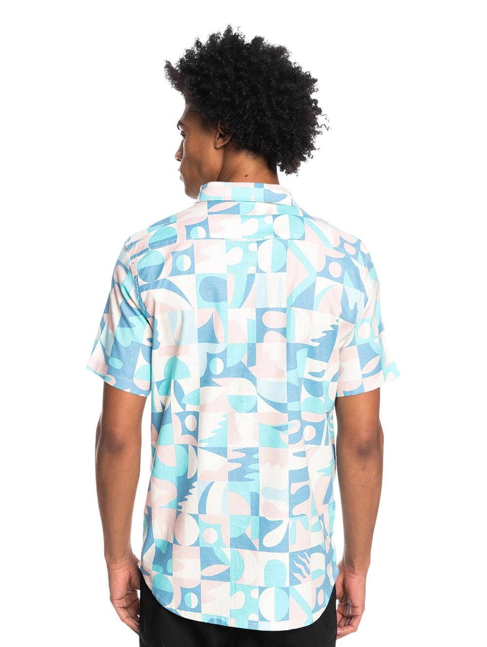Hombre vistiendo camisa Quiksilver de manga corta con estampado geométrico en tonos azul, blanco y rosa pastel.