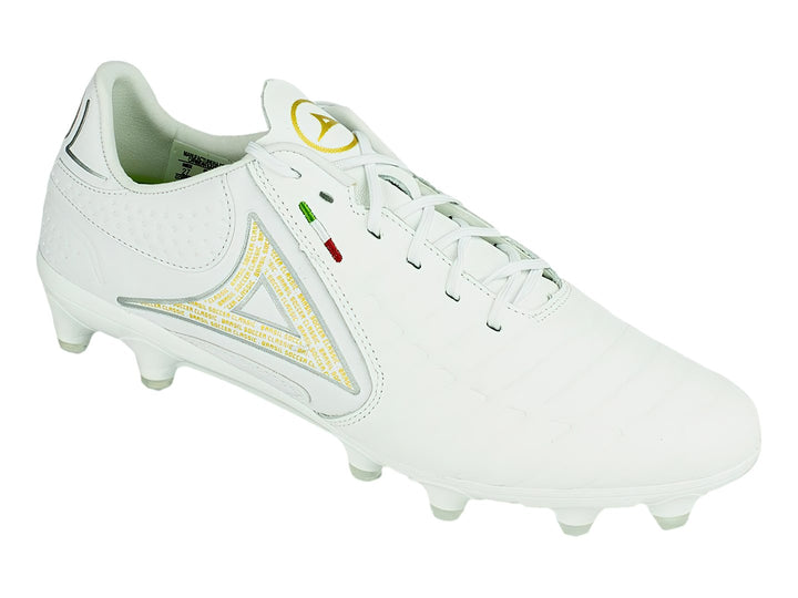 Calzado de fútbol Pirma color blanco con detalles dorados y suela de tacos para pasto.