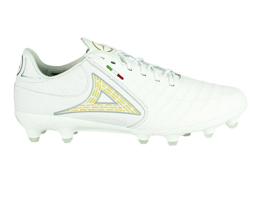 Calzado de fútbol Pirma color blanco con detalles dorados y suela de tacos para pasto.