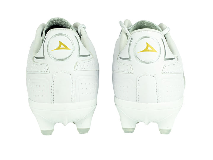 Calzado de fútbol Pirma color blanco con detalles dorados y suela de tacos para pasto.