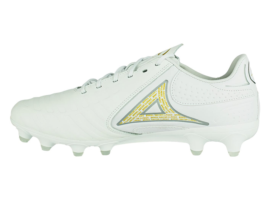 Calzado de fútbol Pirma color blanco con detalles dorados y suela de tacos para pasto.