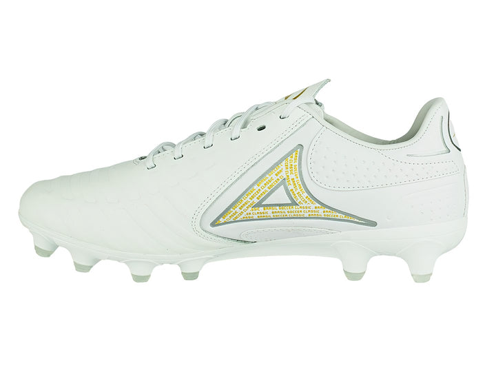 Calzado de fútbol Pirma color blanco con detalles dorados y suela de tacos para pasto.