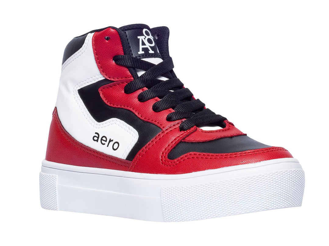 Tenis deportivos de bota alta para niño en colores rojo, blanco y negro con suela blanca gruesa.