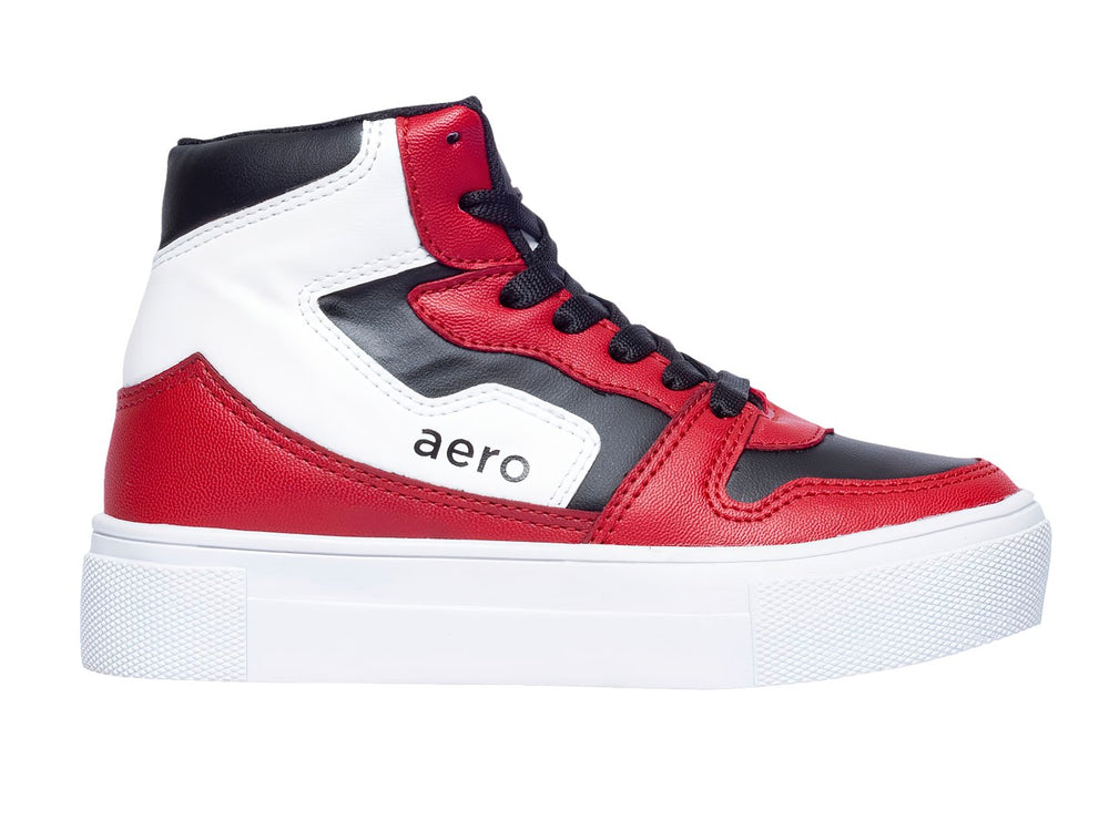 Tenis deportivos de bota alta para niño en colores rojo, blanco y negro con suela blanca gruesa.
