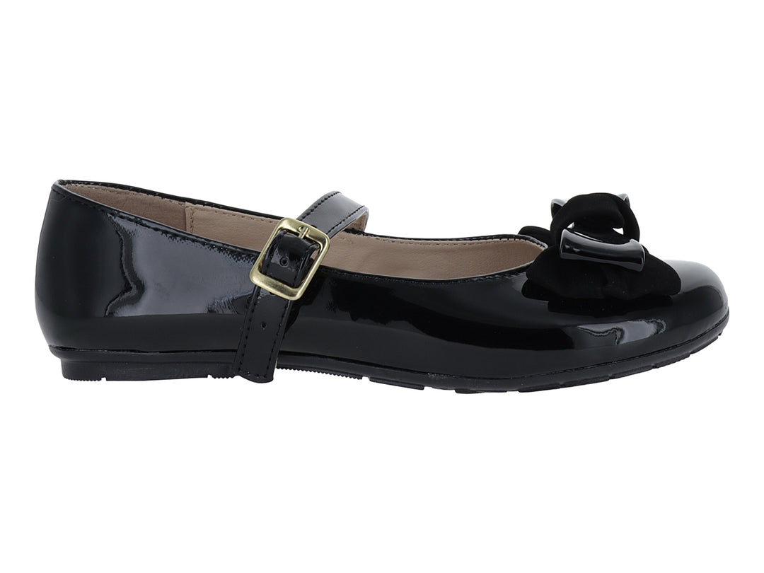 Zapato plano de charol negro con moño decorativo y correa con hebilla dorada.