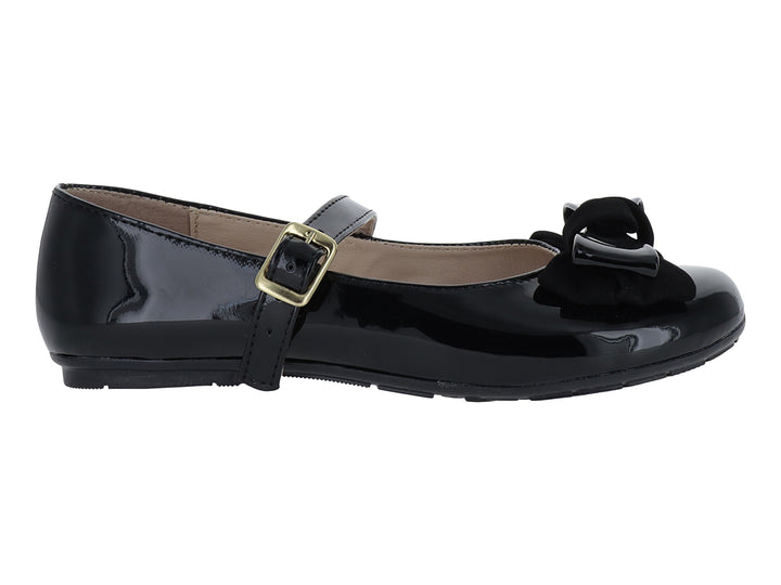 Zapato plano de charol negro con moño decorativo y correa con hebilla dorada.