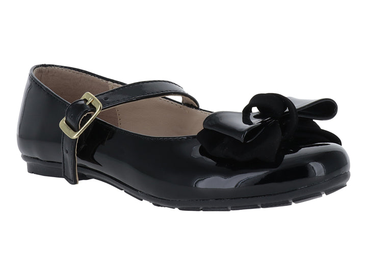 Zapato plano de charol negro con moño decorativo y correa con hebilla dorada.
