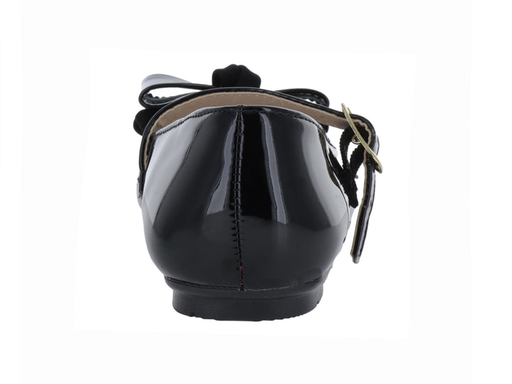 Zapato plano de charol negro con moño decorativo y correa con hebilla dorada.