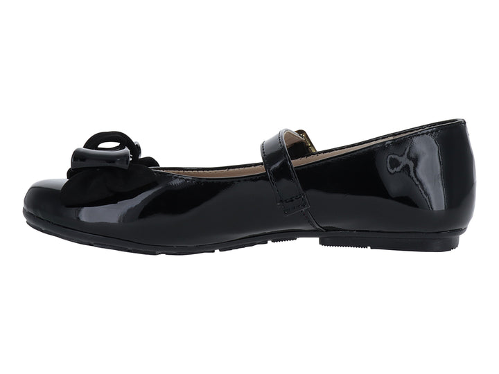 Zapato plano de charol negro con moño decorativo y correa con hebilla dorada.