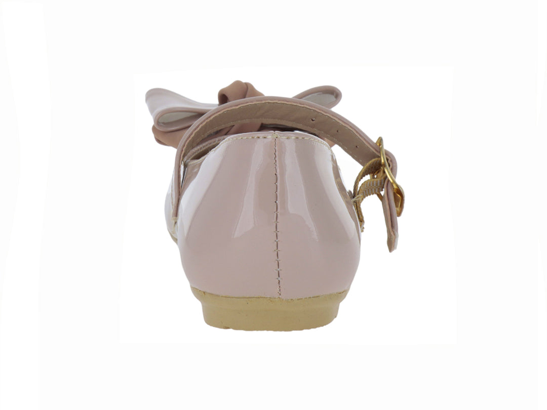 Zapato infantil de charol color maquillaje con moño decorativo y correa con hebilla dorada.