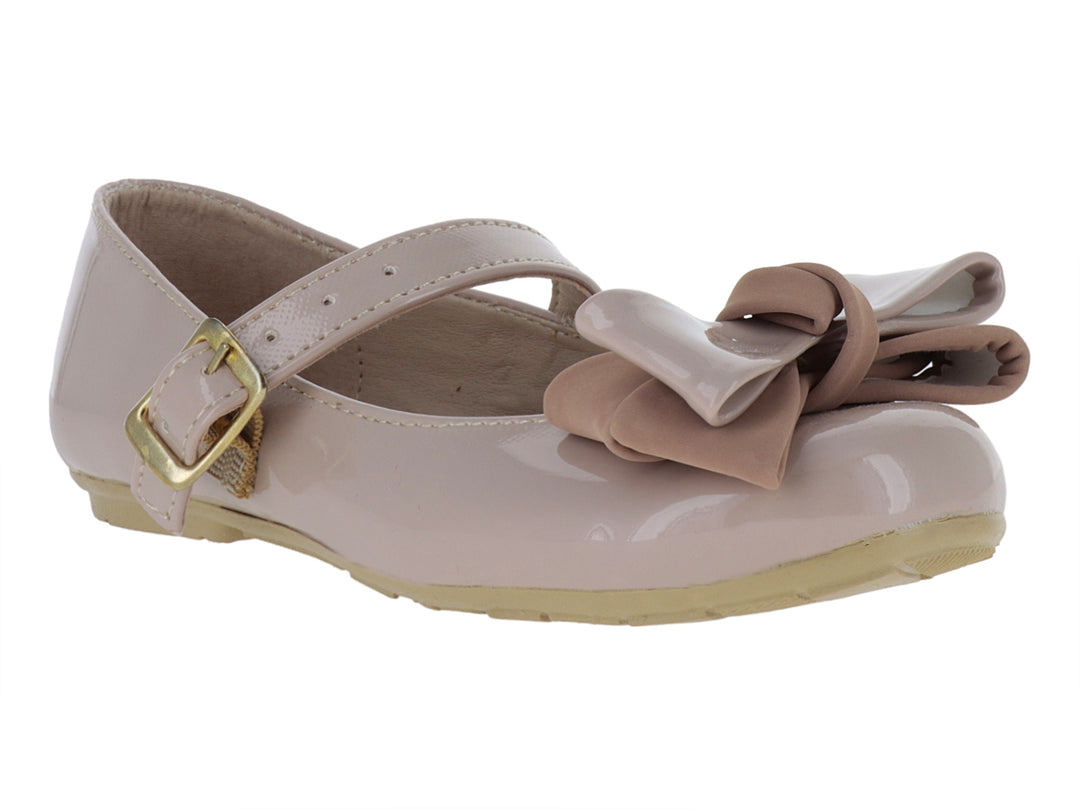 Zapato Mary Jane para niña en color maquillaje con acabado brillante, moño decorativo y correa con hebilla dorada.