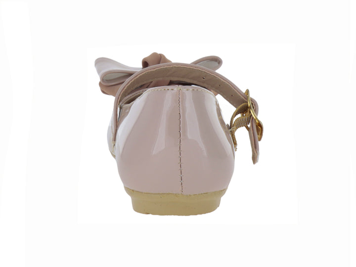 Zapato Mary Jane para niña en color maquillaje con acabado brillante, moño decorativo y correa con hebilla dorada.