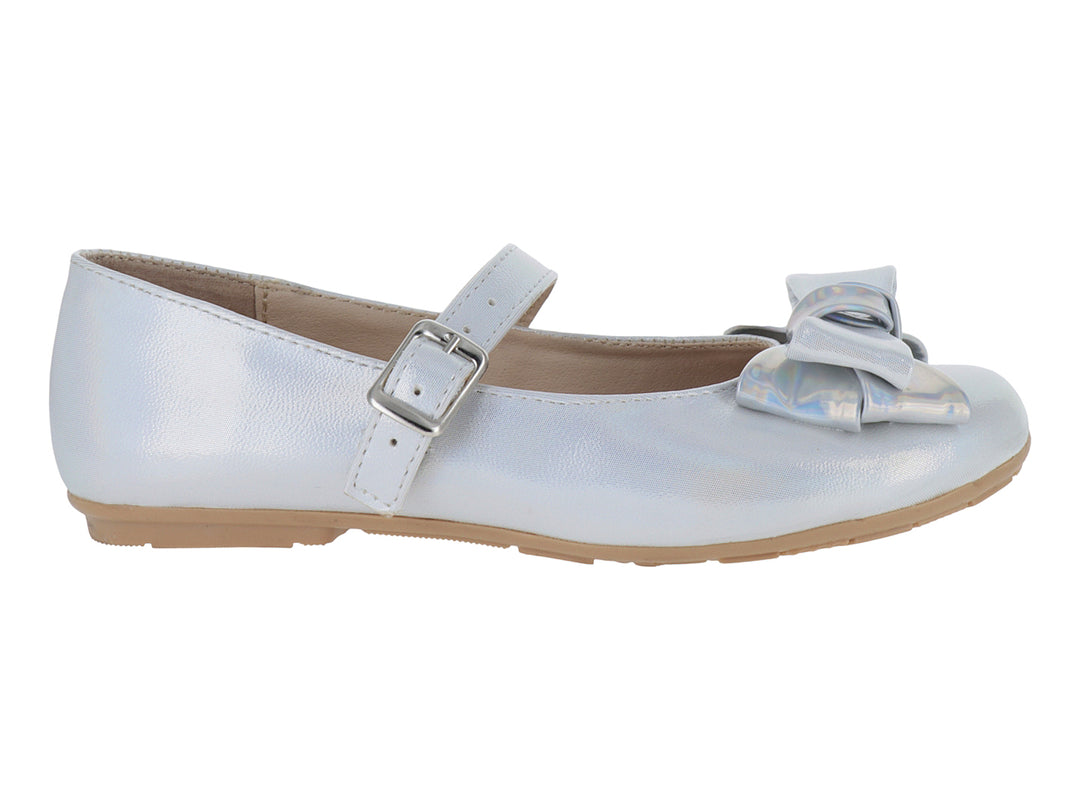 Zapato plateado brillante para niña con moño frontal y correa con hebilla sobre fondo blanco.