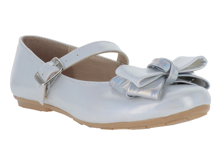 Zapato plateado brillante para niña con moño frontal y correa con hebilla sobre fondo blanco.