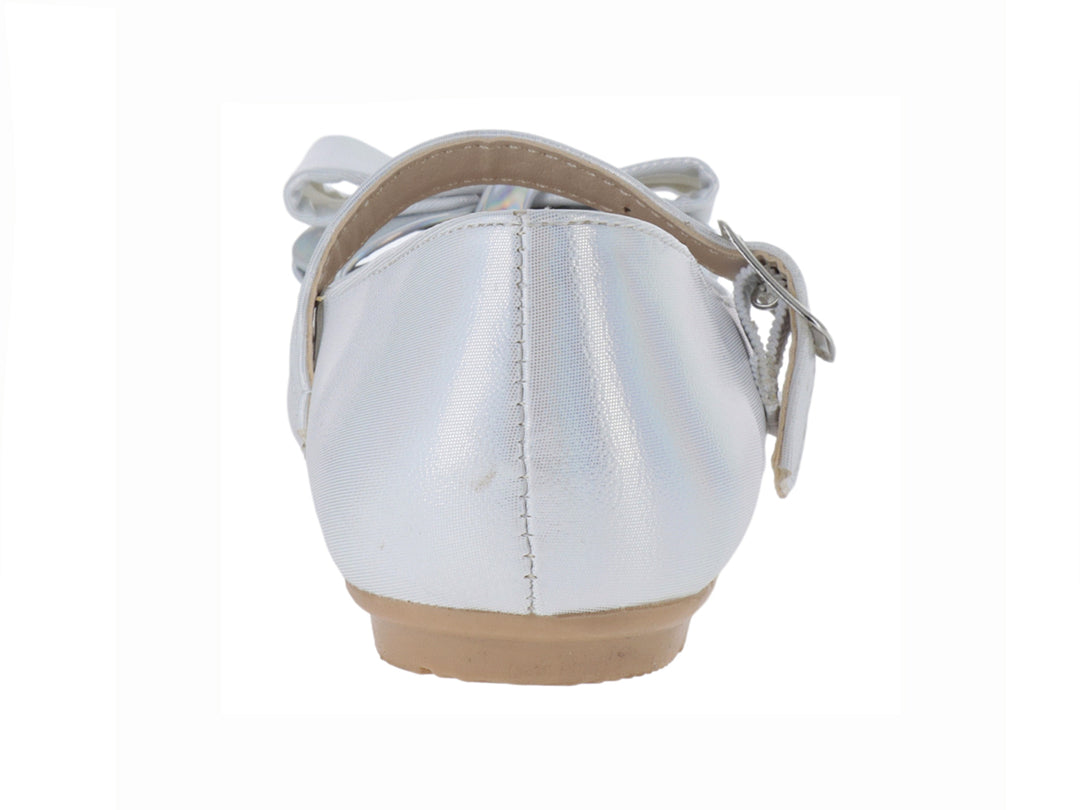 Zapato plateado brillante para niña con moño frontal y correa con hebilla sobre fondo blanco.