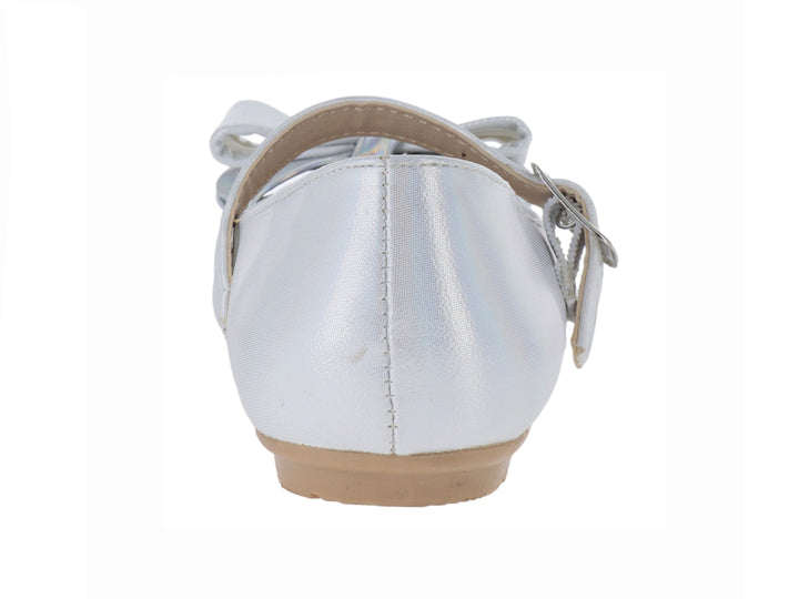 Zapato plateado brillante para niña con moño frontal y correa con hebilla sobre fondo blanco.