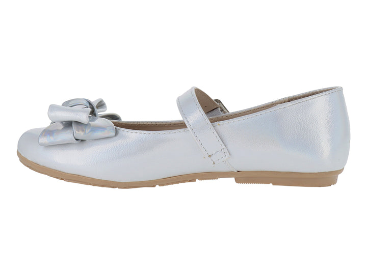 Zapato plateado brillante para niña con moño frontal y correa con hebilla sobre fondo blanco.