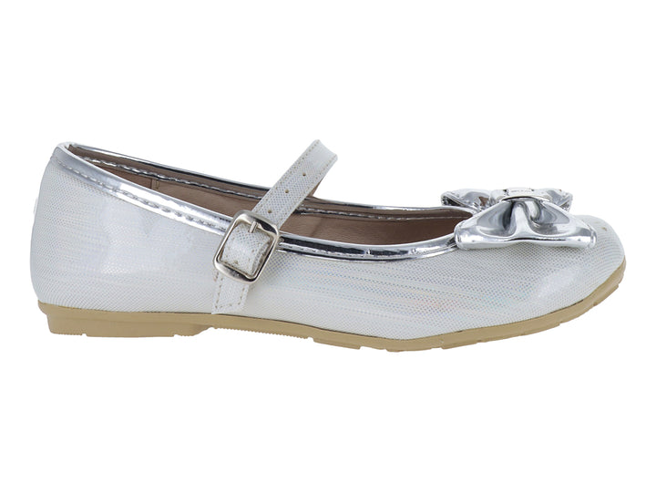 Zapato plateado de charol punteado para niña con moño decorativo y correa con hebilla.