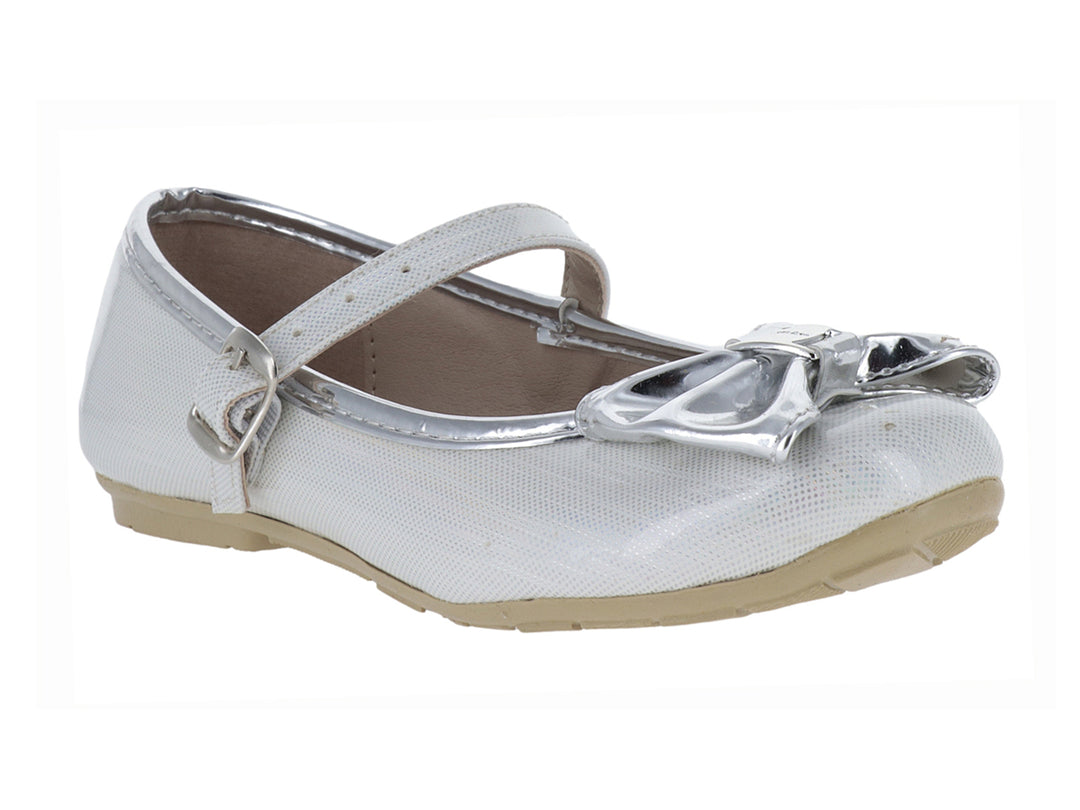 Zapato plateado de charol punteado para niña con moño decorativo y correa con hebilla.
