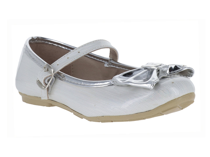 Zapato plateado de charol punteado para niña con moño decorativo y correa con hebilla.