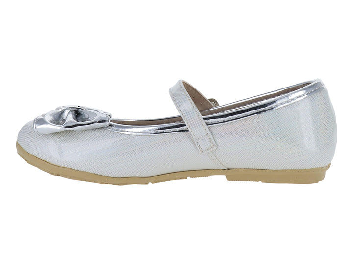Zapato plateado de charol punteado para niña con moño decorativo y correa con hebilla.