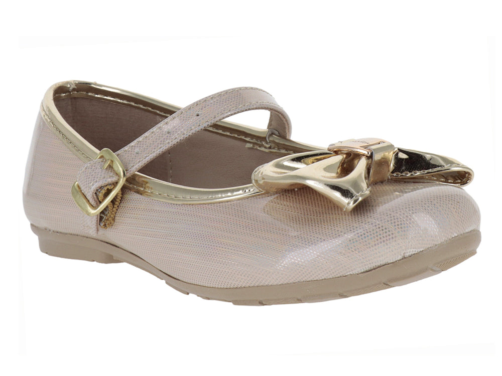 Zapato dorado de charol para niña con moño decorativo en la punta y correa ajustable con hebilla.