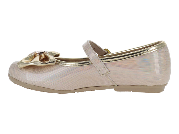 Zapato dorado de charol para niña con moño decorativo en la punta y correa ajustable con hebilla.
