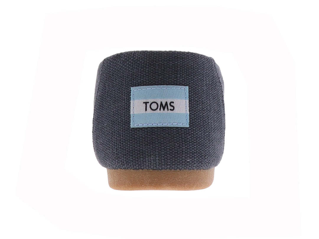Zapato slip-on TOMS de color gris oscuro con suela color café y forro interior con patrón geométrico