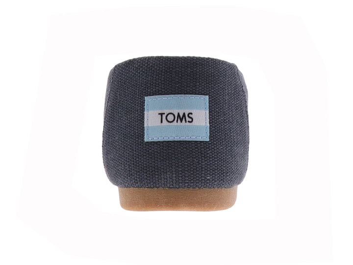 Zapato slip-on TOMS de color gris oscuro con suela color café y forro interior con patrón geométrico