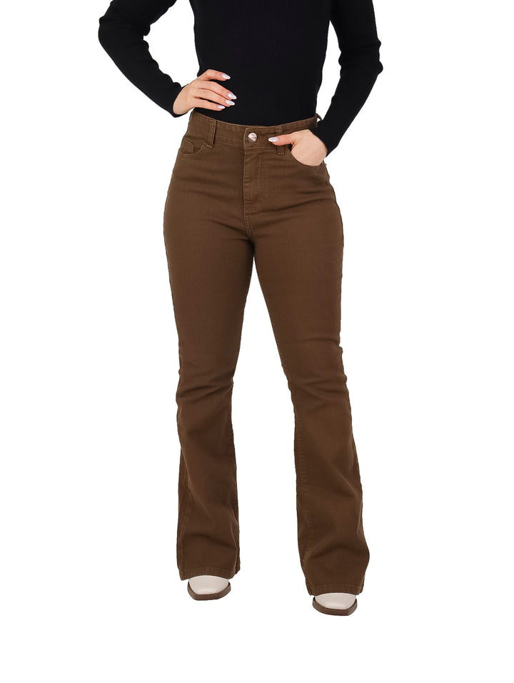 Mujer vistiendo pantalones jeans color capuchino de corte campana y blusa negra.