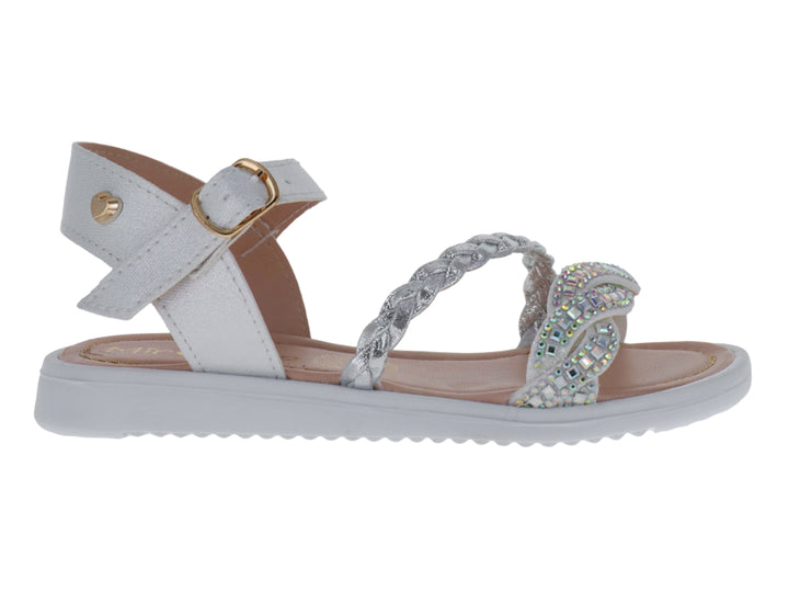 Sandalia infantil color plata con tiras trenzadas y detalles brillantes.