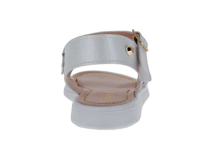 Sandalia infantil color plata con tiras trenzadas y detalles brillantes.