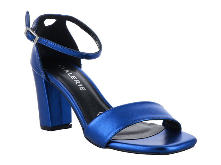 Sandalias Antonie color azul rey metálico con tacón cuadrado y correa al tobillo para mujer.