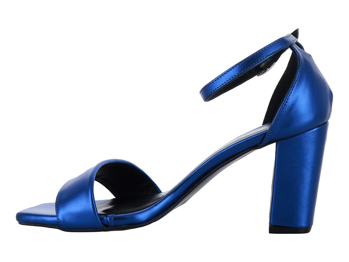 Sandalias Antonie color azul rey metálico con tacón cuadrado y correa al tobillo para mujer.