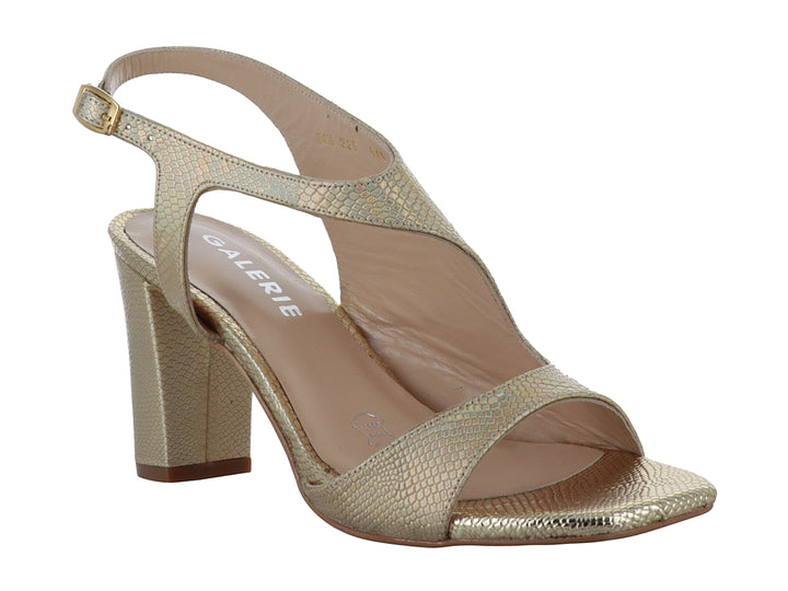 Sandalia elegante para mujer en color dorado con textura de piel de serpiente y tacón cuadrado.