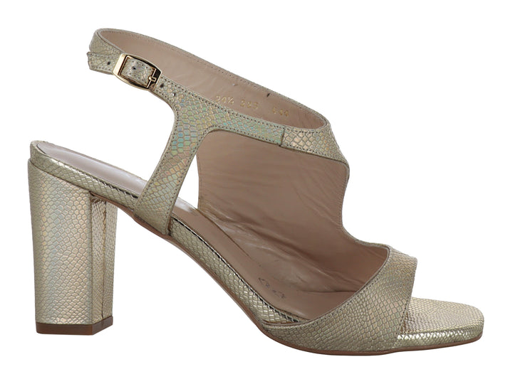 Sandalia elegante para mujer en color dorado con textura de piel de serpiente y tacón cuadrado.
