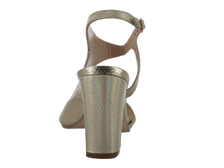 Sandalia elegante para mujer en color dorado con textura de piel de serpiente y tacón cuadrado.