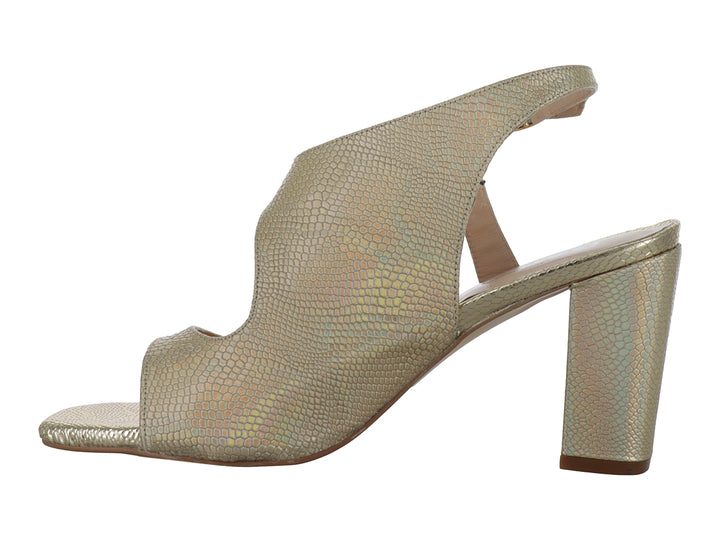 Sandalia elegante para mujer en color dorado con textura de piel de serpiente y tacón cuadrado.