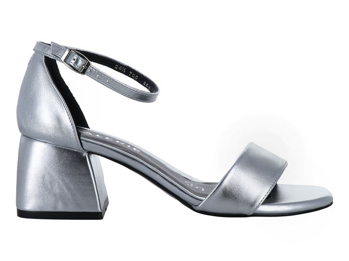 Sandalia para mujer de color plata con tacón cuadrado y correa al tobillo.