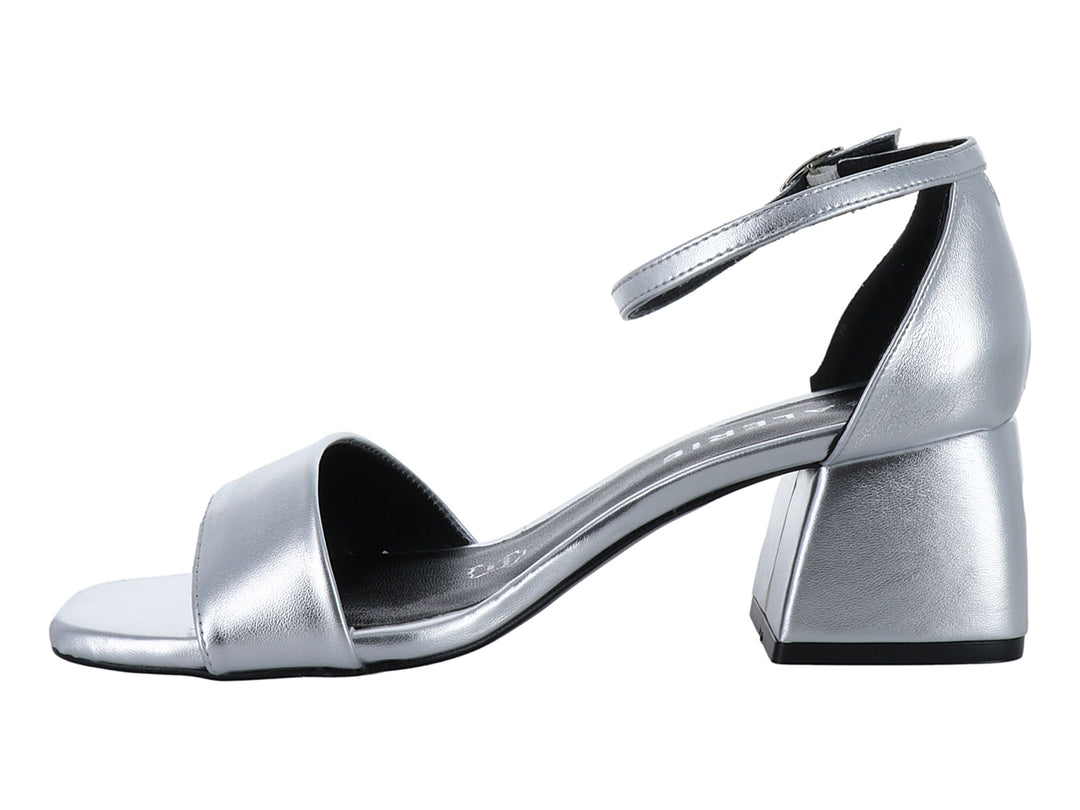 Sandalia para mujer de color plata con tacón cuadrado y correa al tobillo.