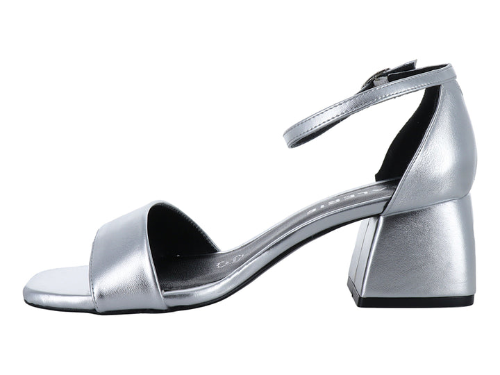 Sandalia para mujer de color plata con tacón cuadrado y correa al tobillo.