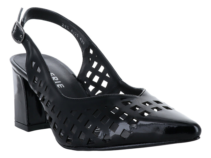 Zapato negro de charol con tacón cuadrado, punta fina y diseño perforado con correa posterior.