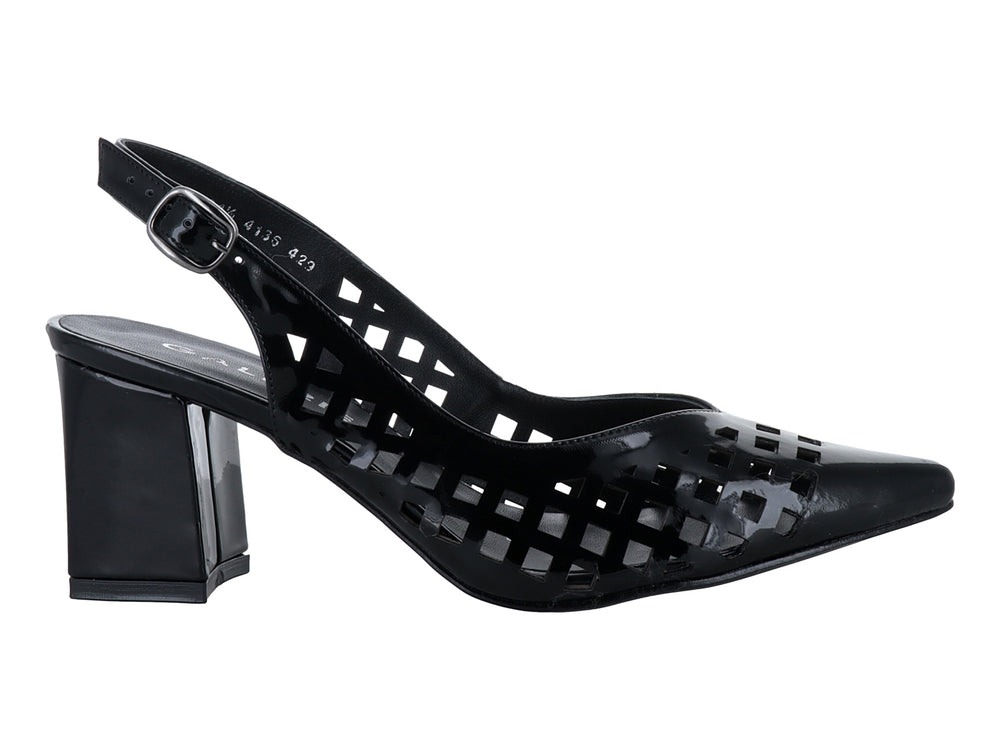 Zapato negro de charol con tacón cuadrado, punta fina y diseño perforado con correa posterior.