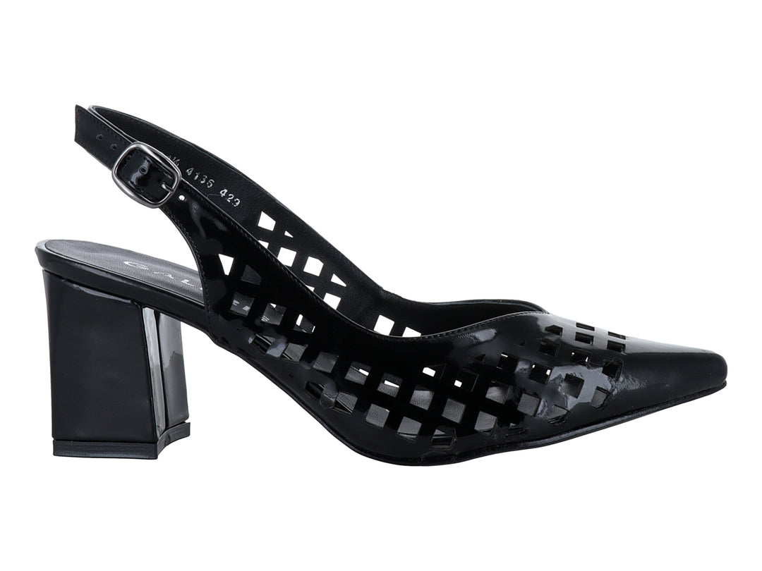 Zapato negro de charol con tacón cuadrado, punta fina y diseño perforado con correa posterior.