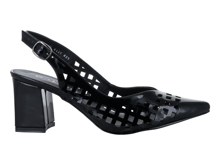 Zapato negro de charol con tacón cuadrado, punta fina y diseño perforado con correa posterior.
