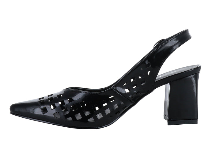 Zapato negro de charol con tacón cuadrado, punta fina y diseño perforado con correa posterior.