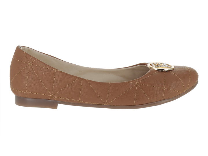 Zapato plano color café para mujer con diseño geométrico acolchado y detalle dorado en la parte superior.