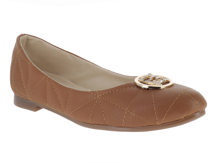 Zapato plano color café para mujer con diseño geométrico acolchado y detalle dorado en la parte superior.