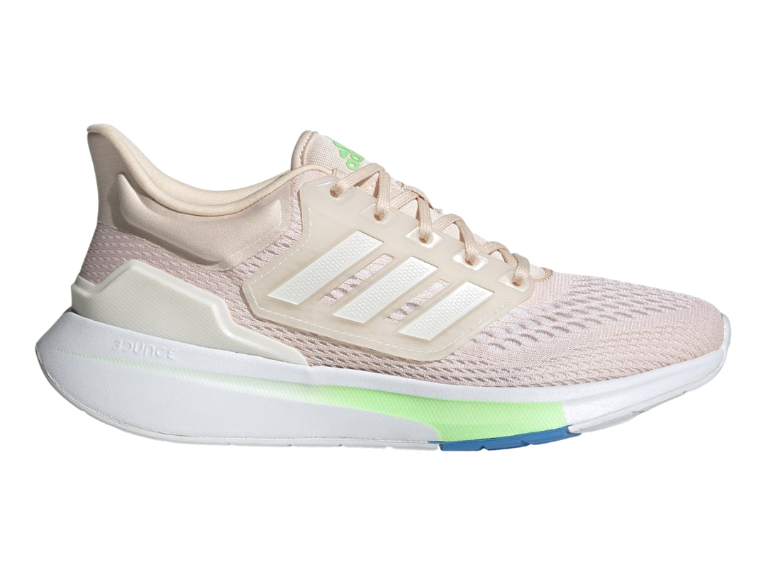 Tenis Adidas EQ21 RUN color durazno con franjas blancas y detalles en verde y azul.